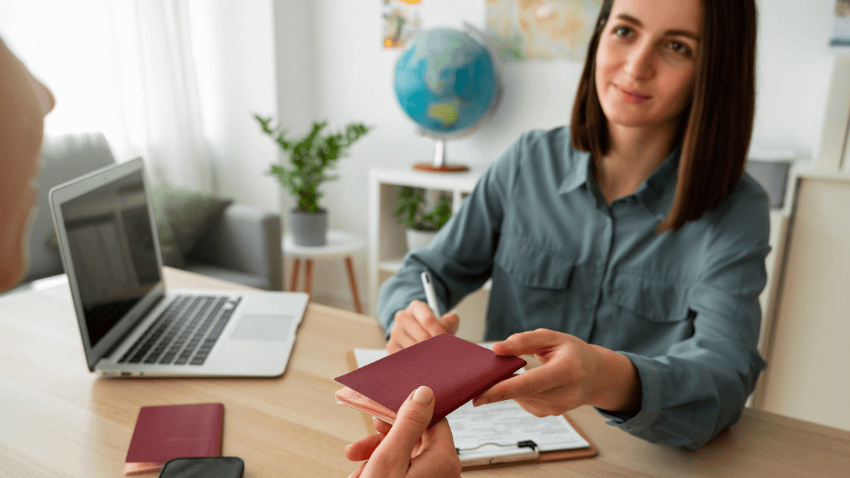 Pessoa tirando passaporte europeu