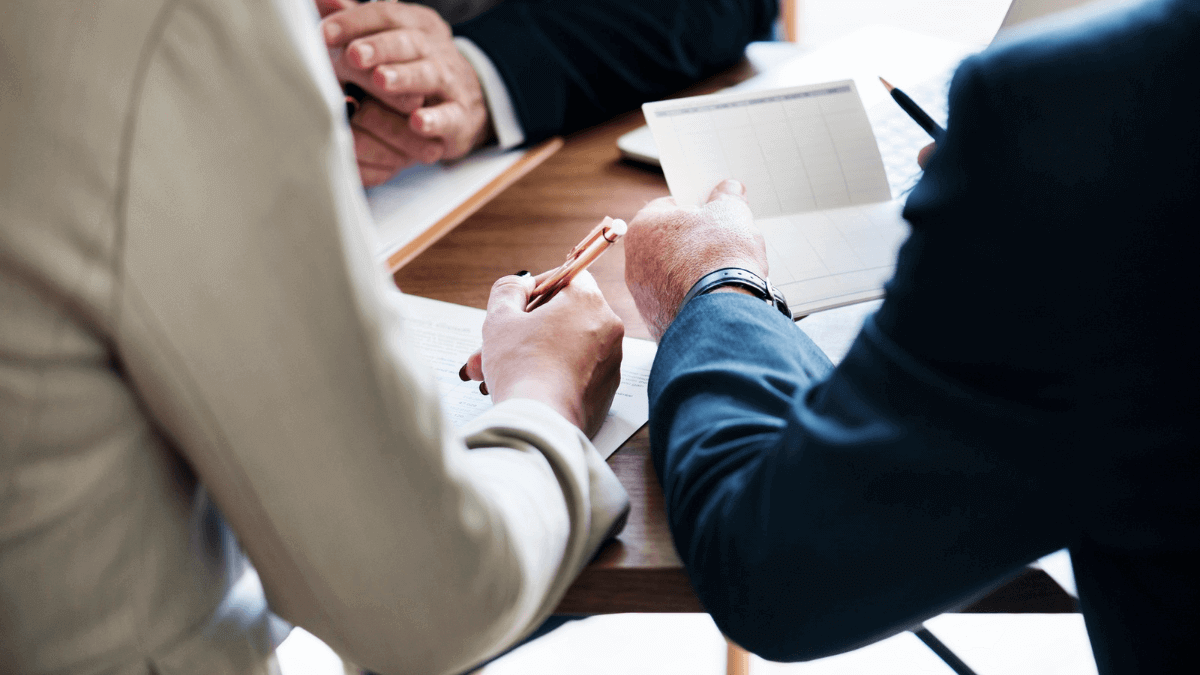advogados do direito de família e sucessório internacional sentados à mesa