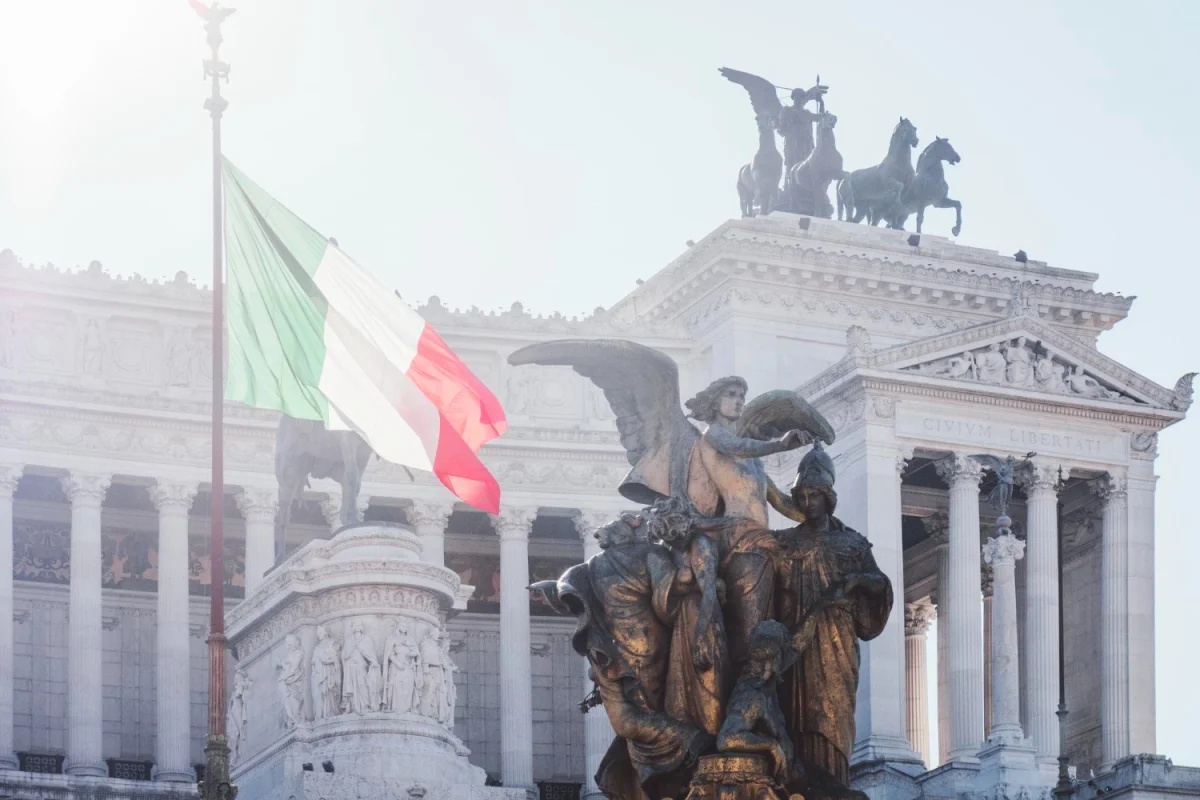 Monumento Vittorio Emanuele II em Roma com bandeira italiana e estátua de bronze