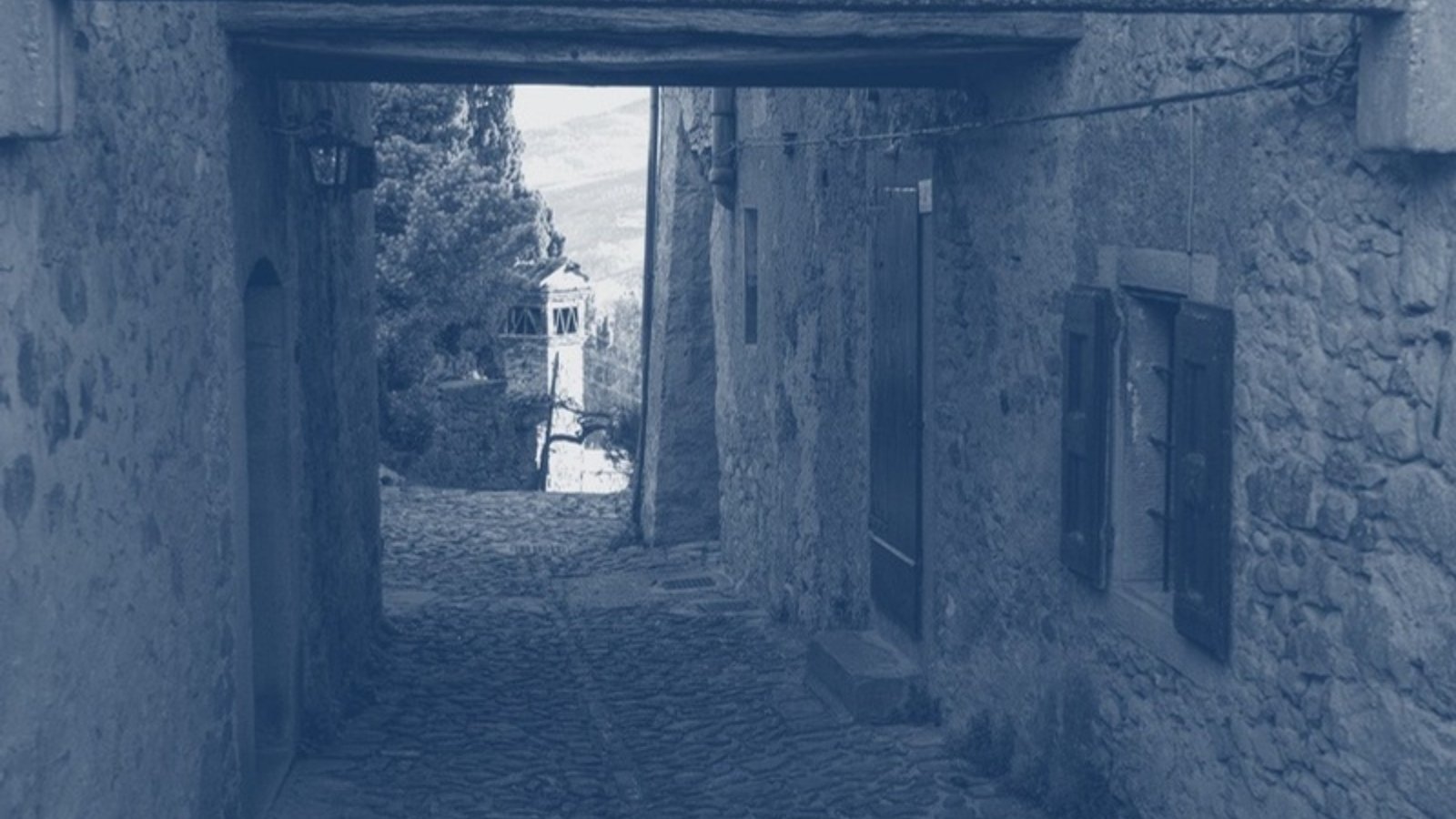 Ruela de pedra em um vilarejo medieval italiano, a terra dos antepassados