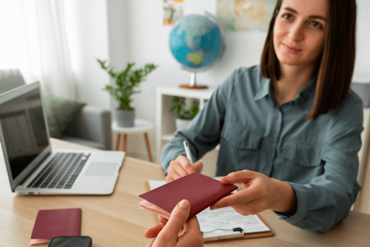Pessoa tirando passaporte europeu